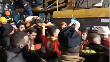 بالفيديو: إنتشال شاب على قيد الحياة من تحت أنقاض المبنى في طرابلس بالفيديو: إنتشال شاب على قيد الحياة من تحت أنقاض المبنى في طرابلس