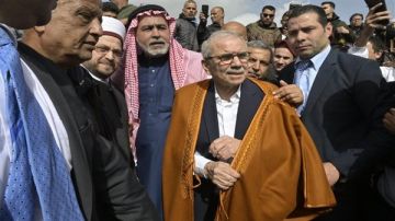 أهالي يارين يكرمون الرئيس سلام بالعباءة العربية