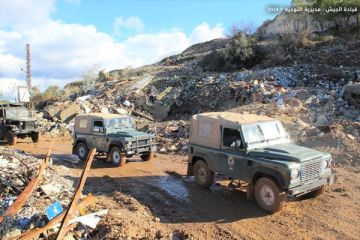 الجيش اللبناني يخرج شابين كانا محاصرين من قبل الجيش الاسرائيلي في محيط جبانة عيتا الشعب الجيش اللبناني يخرج شابين كانا محاصرين من قبل الجيش الاسرائيلي في محيط جبانة عيتا الشعب