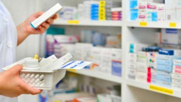 اقتحم صيدلية بقوة السلاح!