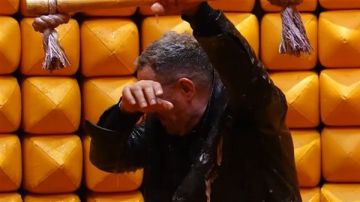 تعرض لإصابة في ظهره.. فنان شهير ضحية رامز جلال ويتوعده بالانتقام (فيديو)