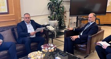 صيانة الطرقات على طاولة رسامني