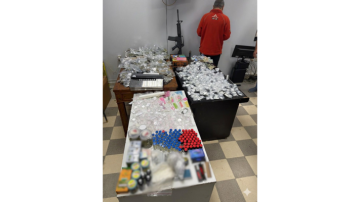 مكتب مكافحة المخدرات أوقف مستلم طرد مخدرات وضبط مستودعا للتخزين والتوزيع في زوق مكايل