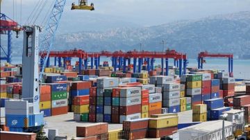 البضاعة استبدلت بأكياس من البصل... شاحنات مشبوهة في مرفأ بيروت! البضاعة استبدلت بأكياس من البصل... شاحنات مشبوهة في مرفأ بيروت!