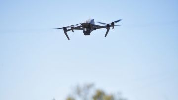 درون اسرائيلية تلقي قنبلة صوتية بالقرب من احد المنازل الماهولة على اطراف بلدة حولا