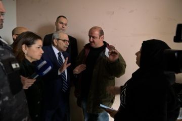 سلام والسيد زارا العائلات المقيمة مؤقتا في مبنى الفندقية في طرابلس سلام والسيد زارا العائلات المقيمة مؤقتا في مبنى الفندقية في طرابلس