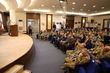 الأمن العام نظم حفل تخريج الدورة التدريبية المشتركة مع الأجهزة الأمنية والعسكرية في مدرسة القتال الأمن العام نظم حفل تخريج الدورة التدريبية المشتركة مع الأجهزة الأمنية والعسكرية في مدرسة القتال