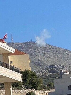 القوات الإسرائيلية تطلق قنابل لانشر في محيط موقع رويسات العلم في تلال كفرشوبا المحتلة القوات الإسرائيلية تطلق قنابل لانشر في محيط موقع رويسات العلم في تلال كفرشوبا المحتلة