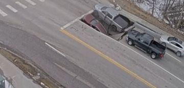 إنهيار مفاجىء للطريق في أميركا الأرض ابتلعت سيارتين! (فيديو)