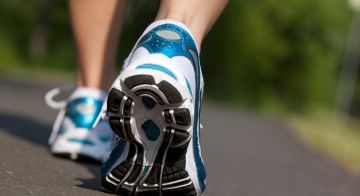 الجلوس لفترات طويلة يزيد خطر أمراض القلب لدى الجميع