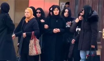 أصيب بأزمة قلبية مفاجئة.. انهيار الفنانة زينة خلال تشييع شقيقها (فيديو)