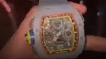 قيمتها 425 ألف دولار... فنان عربي شهير جدا يعطي ساعته إلى رجل طلبها منه شاهدوا الفيديو