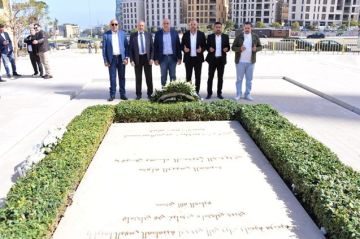 وفد من هيئة قضاء طرابلس في التيار يزور ضريح الشهيد رفيق الحريري