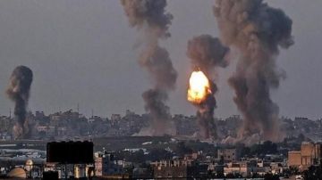 جيش الاحتلال ينسف منازل في خانيونس ويواصل اعتداءاته وسط قطاع غزة