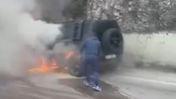 بالفيديو: احتراق سيارة... ونجاة السائق