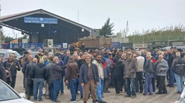 اعتصام نقابي أمام مرفأ طرابلس بالتزامن مع زيارة سلام إلى المرفأ اعتصام نقابي أمام مرفأ طرابلس بالتزامن مع زيارة سلام إلى المرفأ