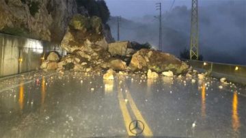 الأمطار تغلق طريقا حيويا جنوبا وتحويل السير مؤقتا