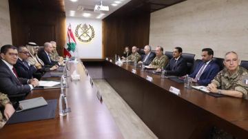 قائد الجيش يستقبل عددا من السفراء قائد الجيش يستقبل عددا من السفراء