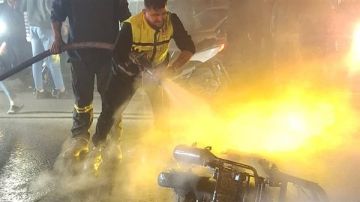 بالصور: احتراق دراجة نارية في مدينة صور