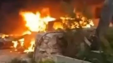 بالفيديو: غارة على سيارتين.. بصواريخ عدة!