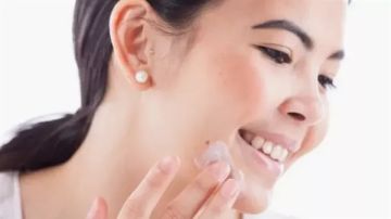 خبراء يحذرون من مستحضرات التجميل الضارة