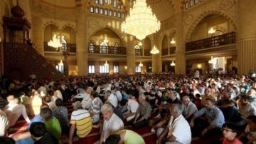 خطباء الجمعة: على الدولة تحمل مسؤولياتها بحماية المواطنين