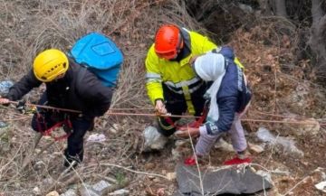 على ارتفاع 6 أمتار الدفاع المدني ينقذ عاملة إثيوبية في ضهر الصوان