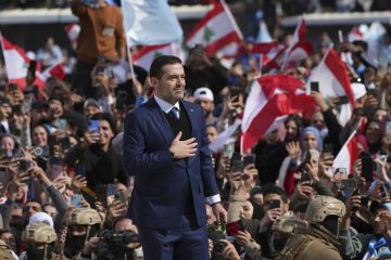 الحريري يتأثر ويبكي أمام مناصريه بعد خطابه في ذكرى اغتيال والده ويثير تفاعلا واسعا (فيديو) الحريري يتأثر ويبكي أمام مناصريه بعد خطابه في ذكرى اغتيال والده ويثير تفاعلا واسعا (فيديو)