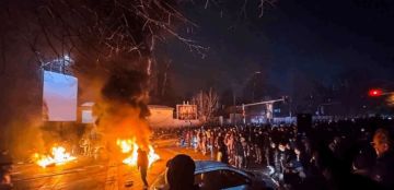 زلة لسان على الهواء تطيح بمدير تلفزيون إيراني.. ما علاقة خامنئي؟