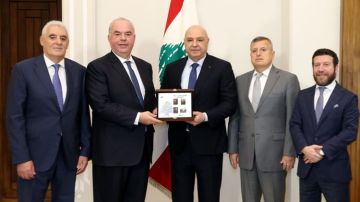 الرئيس عون شدد على سلامة الغذاء وتسلم أول طابع تذكاري باسمه