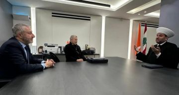 باسيل تسلم دعوة للمشاركة في إفطار دار الفتوى الرمضاني باسيل تسلم دعوة للمشاركة في إفطار دار الفتوى الرمضاني