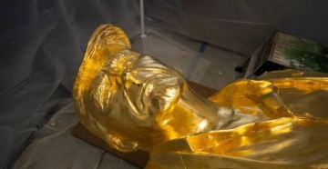 تمثال ترامب الذهبي عالق نزاع مالي يجمد المشروع