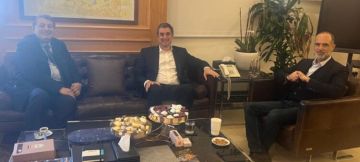 رسامني عرض مع ضو شؤونا إنمائية لقضاء عاليه وكرم المدير العام السابق للطرق والمباني رسامني عرض مع ضو شؤونا إنمائية لقضاء عاليه وكرم المدير العام السابق للطرق والمباني