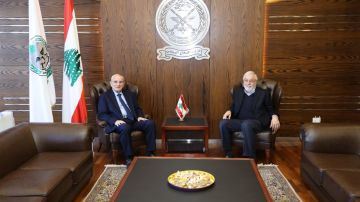 وزير الدفاع ناقش مع الصمد أوضاع العسكريين والزيادة على الرواتب وزير الدفاع ناقش مع الصمد أوضاع العسكريين والزيادة على الرواتب