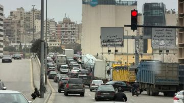 بعد زيادة الرسوم ورفع الـTVA... قطع طرقات في مناطق مختلفة