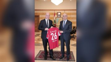 قميص الاتحاد الدولي لكرة القدم.. إلى الوزير!