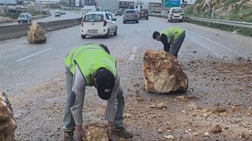 انهيار صخري على الأوتوستراد... الأشغال تتحرك!