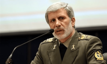 قائد الجيش الإيراني يحذر الأعداء من ارتكاب أي خطأ 