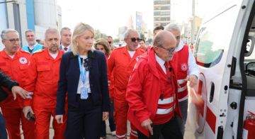 الصليب الأحمر تسلم سيارات إسعاف هبة من UNHCR