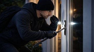 لص غشيم نسي حذاءه ومفتاح سيارته وهو يسرق وما حصل لاحقا مفاجئ !