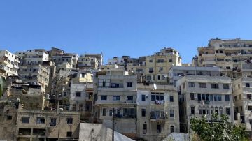 بالفيديو: خرج من مبنى مهدد بالسقوط ثم عاد إليه!