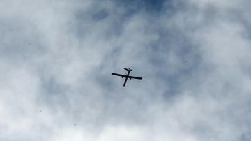 مسيرة إسرائيلية تحلق على مستوى منخفض جدا فوق أشخاص من بلدة كفركلا أثناء وجودهم عند روضة الشهداء مسيرة إسرائيلية تحلق على مستوى منخفض جدا فوق أشخاص من بلدة كفركلا أثناء وجودهم عند روضة الشهداء