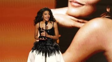 أوليفيا دين تحصد جائزة Grammy وتشعل الأضواء بإطلالة أنيقة من chanel