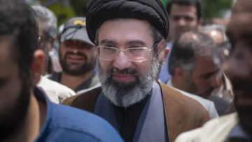 بلومبرغ: نجل خامنئي يملك فنادق في أوروبا عبر شبكة استثمارات معقدة باسم علي أنصاري بلومبرغ: نجل خامنئي يملك فنادق في أوروبا عبر شبكة استثمارات معقدة باسم علي أنصاري