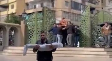 فيديو مؤثر من طرابلس.. طفل الثلاث سنوات محمولا بكفنه!