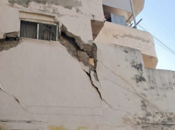 لبنان.. إنقاذ ثلاثة أشخاص من تحت أنقاض مبنى منهار في طرابلس وإخلاء أبنية مجاورة