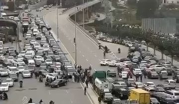 زيادة البنزين والضرائب تشعل الشارع.. إقفال للطرقات واحتجاجات شمالا وجنوبا زيادة البنزين والضرائب تشعل الشارع.. إقفال للطرقات واحتجاجات شمالا وجنوبا