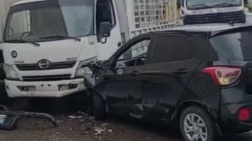 بالفيديو: حادث سير على طريق عام عاريا