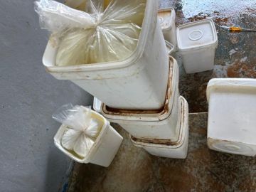 بالصور: ضبط مستودع يحوي على كمية من الاجبان الملوثة في محلة الجديدة المتن