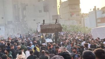 سحب جثة طفل يقارب من عمر ال ٣ سنوات من تحت انقاض المبنى المنهار في التبانه